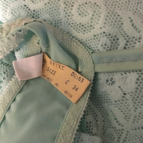 Vintage Woman’s Light Green Lace with Matching Bra - Picture 7 of 8